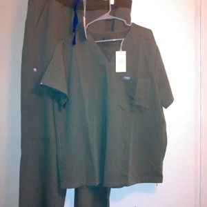 NWT FIGS XL moss chisec